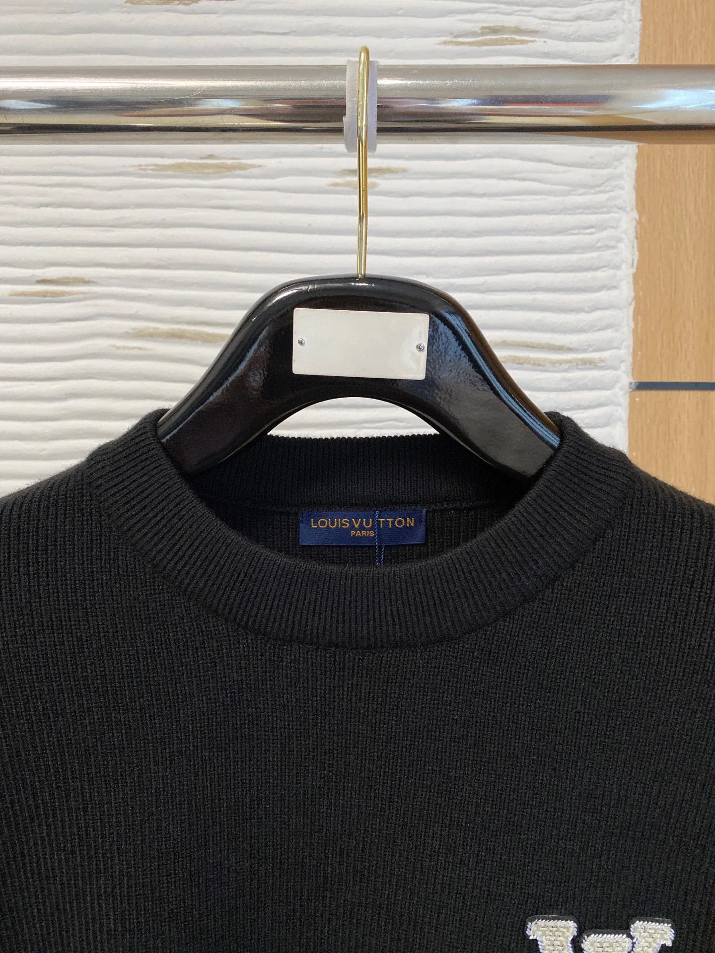 🅿️420 【LV Louis Vuitton】Autumn and winter classic round neck pullover sweater, in full condition! ! ! Wool blended fabric, the latest model in 2025, golden ratio! ! Slim-fitting soft gold, versatile and practical item, the combination and practicality are extremely powerful, simple and elegant, and classy! To create your own style, it is highly recommended to buy it in two colors. The standard slim fit tailoring process is suitable for both young and old men. It is knitted from wool and will not cause any discomfort! While keeping warm, it is stylish, textured and wearable, and the classic logo with contrasting colors on the chest feels in place! ! Recommended for regular customers! ! Size M-3XL (maximum wear: 190 pounds)